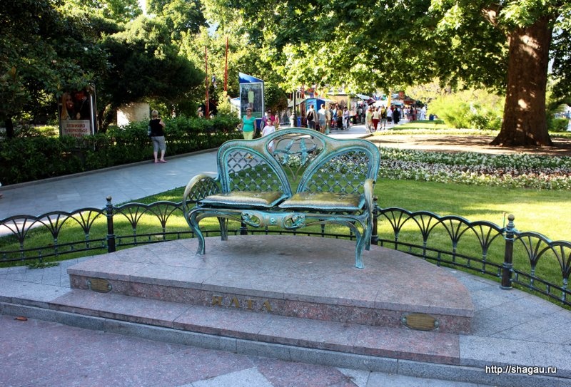 Золотое дерево и скамья влюблённых Золотое дерево и скамья влюблённых