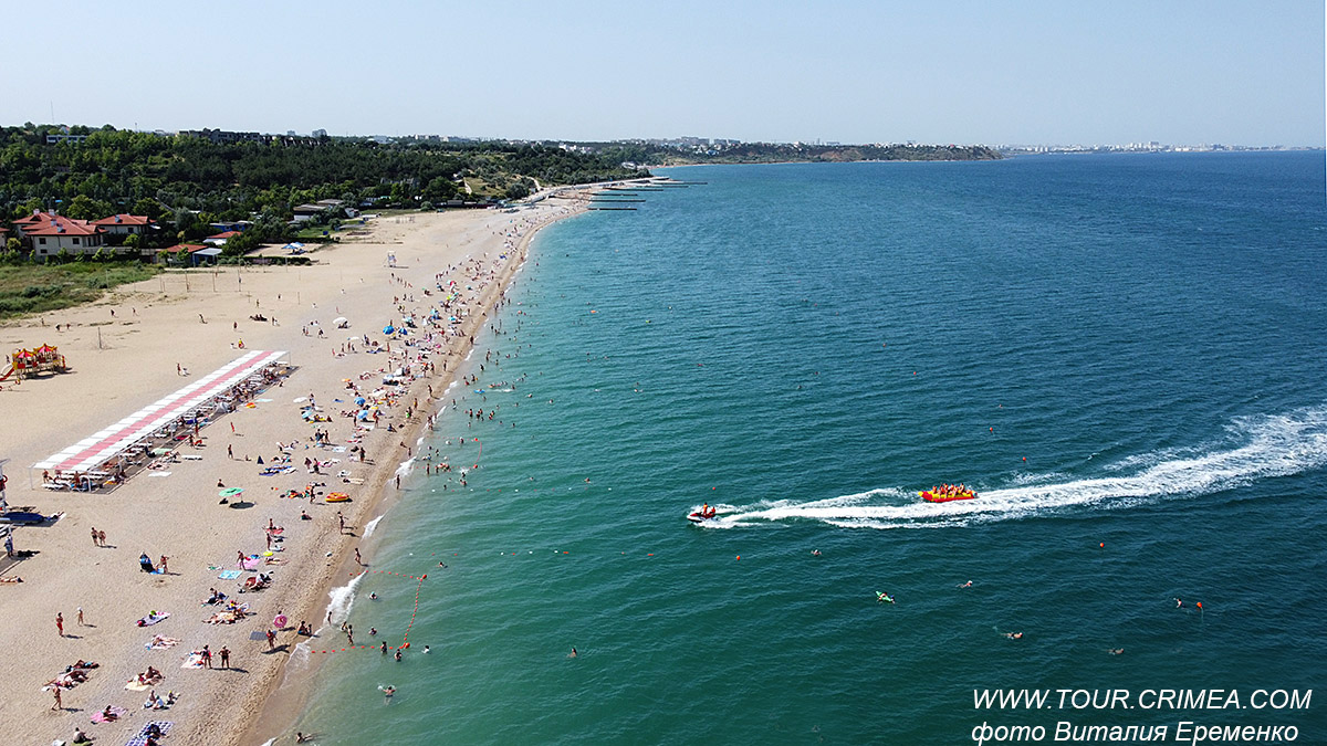 Пляжи Крыма. Поселок Любимовка с высоты птичьего полета. Июль 2021 Пляжи Крыма. Поселок Любимовка с высоты птичьего полета. Июль 2021