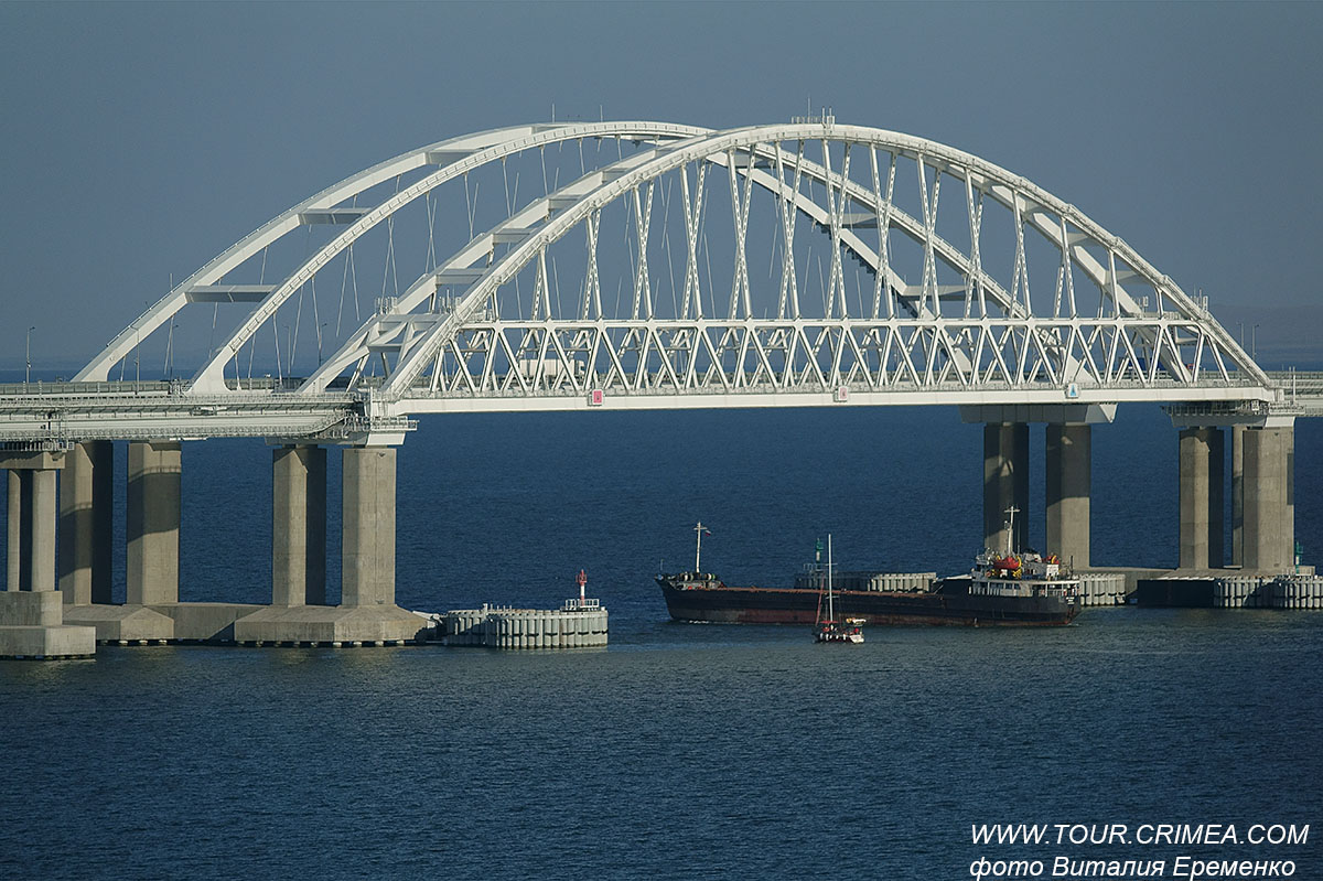 Крымский мост. Сентябрь 2021г. Вид крепости Керчь. Крымский мост. Сентябрь 2021г. Вид крепости Керчь.