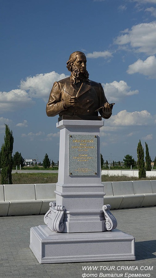 Памятник Айвазовскому в аэропорту г.Симферополя. Памятник Айвазовскому в аэропорту г.Симферополя.