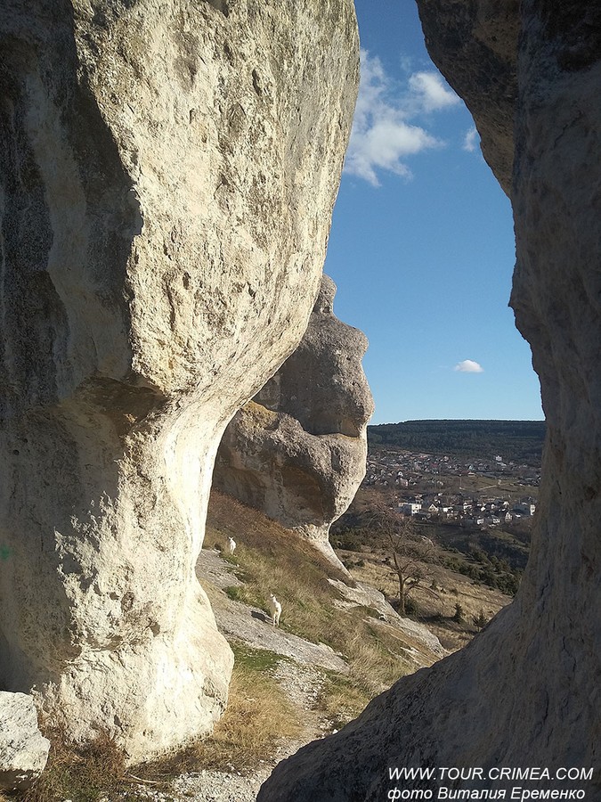 Прекрасное место для фотопрогулок - природные сфинксы долины Чурук-Су в Бахчисарае. Прекрасное место для фотопрогулок - природные сфинксы долины Чурук-Су в Бахчисарае.
