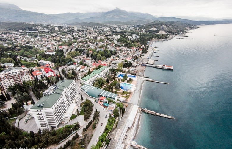 Алушта, Черное море, пляжи, набережная, парки, отели и санатории с высоты