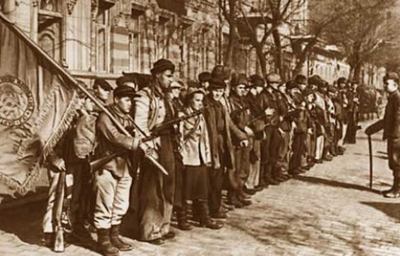 В Никитском ботаническом саду в середине апреля расцвела магнолия Лебнера.