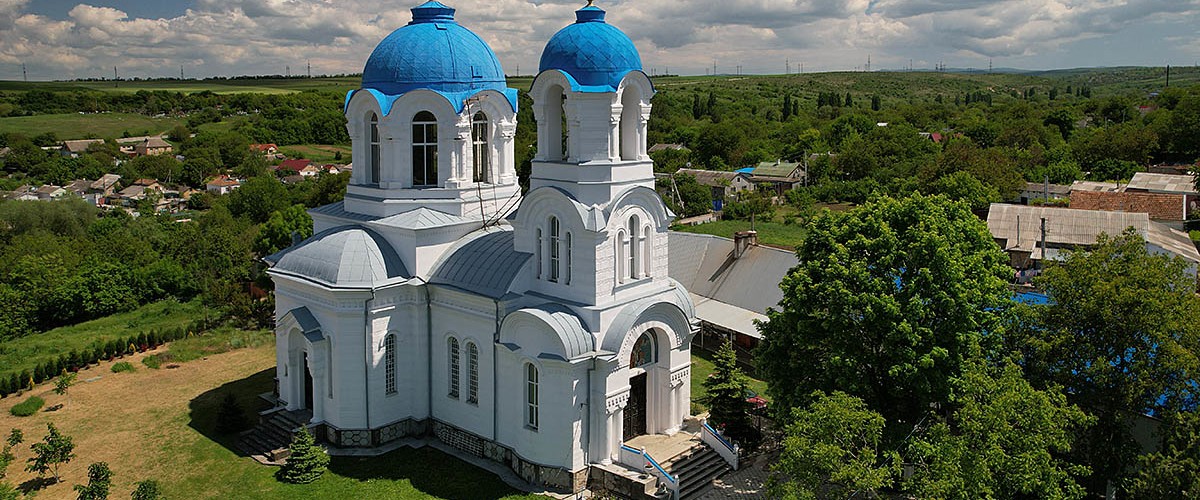 Свято-Никольский храм в с.Мазанка. Храм с голубыми куполами, нарядный, торжественный, словно парящий над русским селом Свято-Никольский храм в с.Мазанка. Храм с голубыми куполами, нарядный, торжественный, словно парящий над русским селом