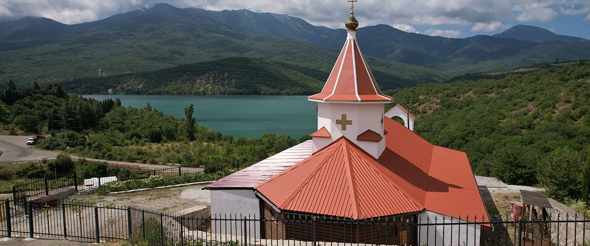 Храм Афанасия затворника Печорского в с.Изобильное (Алушта). Храм Афанасия затворника Печорского в с.Изобильное (Алушта).