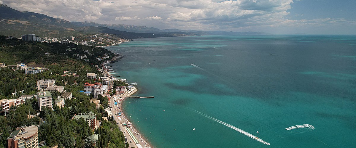 Июль в Крыму. Лазурь моря, катера, облака. Профессорский уголок. Июль в Крыму. Лазурь моря, катера, облака. Профессорский уголок.