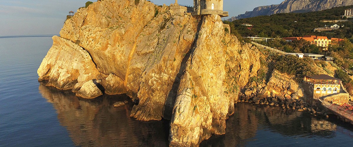 Ласточкино гнездо ранним утром. Зеркальное отражение Аврориной скалы в море. Ласточкино гнездо ранним утром. Зеркальное отражение Аврориной скалы в море.