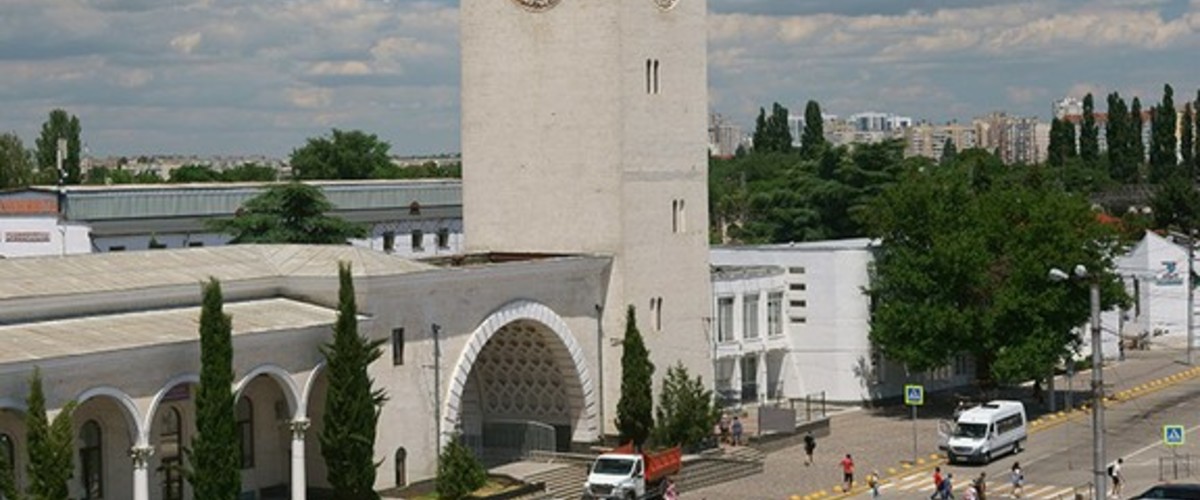 Железнодорожный вокзал Симферополя- прекрасный, величественный, похожий на дворец.