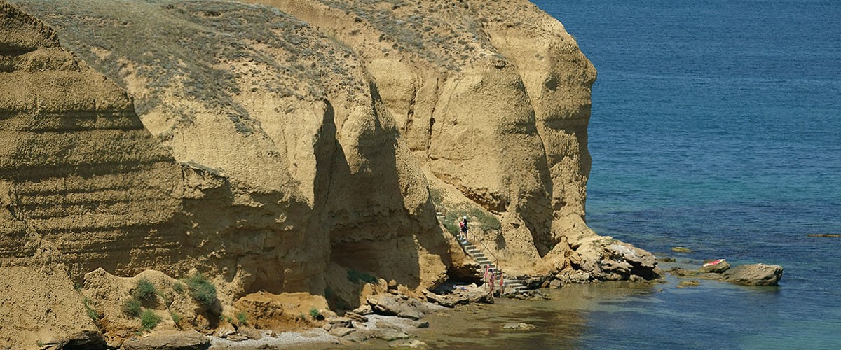 Дикий пляж у мыса Лукулл, у с.Угловое